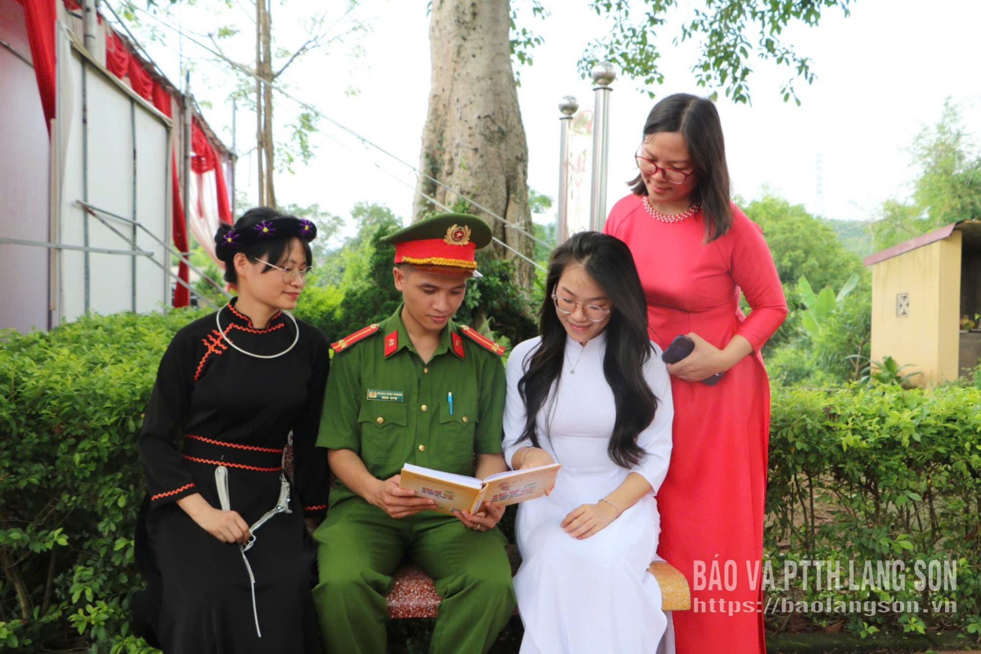 Cán bộ, đảng viên phường Kỳ Lừa tìm hiểu tư liệu về Bác Hồ