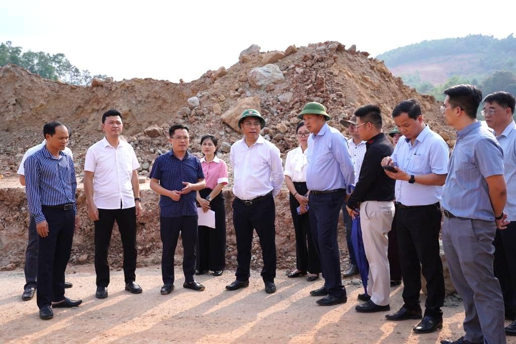 Đồng chí Phan Thăng An, Ủy viên Trung ương Đảng, Bí thư Tỉnh ủy, Chủ tịch HĐND tỉnh kiểm tra tiến độ triển khai Dự án tái định cư mỏ sắt Nà Rụa.