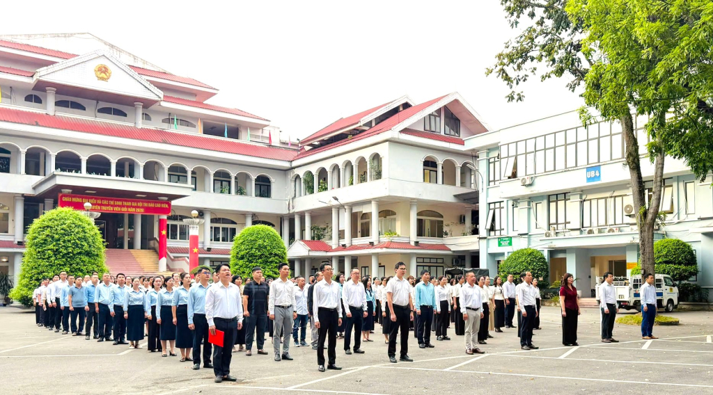 Phường Thục Phán tổ chức lễ chào cờ và sinh hoạt dưới cờ, góp phần nâng cao nhận thức, ý thức trách nhiệm và tinh thần nêu gương của cán bộ, đảng viên.