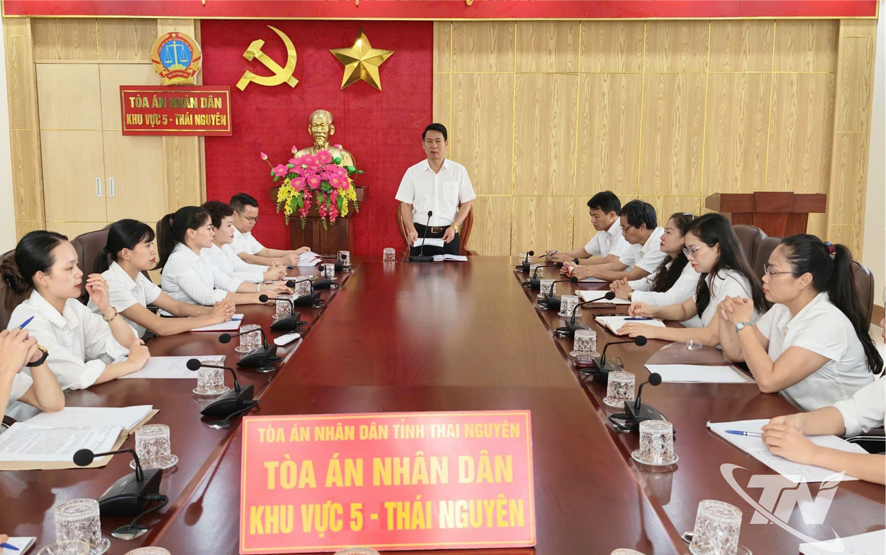 Một buổi họp triển khai nhiệm vụ tại Tòa án nhân dân khu vực 5.