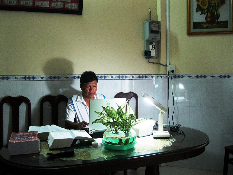 Thầy Chau Mô Ni Sóc Kha đang nghiên cứu biên soạn từ điển Việt - Khmer tại nhà riêng