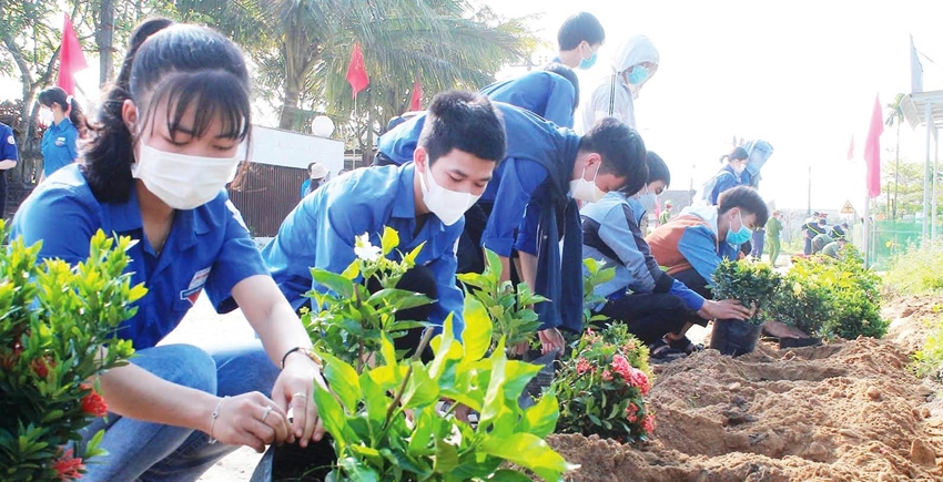 Đoàn thanh niên các cấp xung kích, tham gia trồng cây xanh để xây dựng Thừa Thiên Huế ngày càng “Xanh - sạch - sáng”