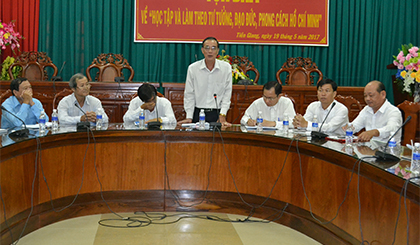 Buổi tọa đàm về “Học tập và làm theo tư tưởng, đạo đức, phong cách Hồ Chí Minh”            với chủ đề: Học tập phong cách gần dân, trọng dân và yêu thương nhân dân của Bác. Ảnh: http://baoapbac.vn