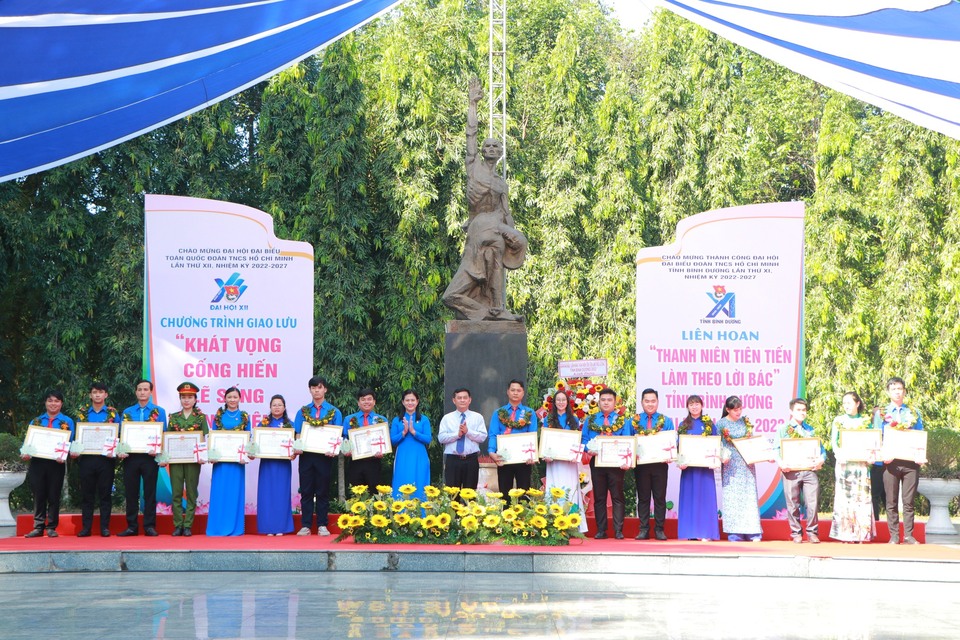 20 cá nhân tiêu biểu nhận Bằng khen của Chủ tịch UBND tỉnh đã đạt danh hiệu 