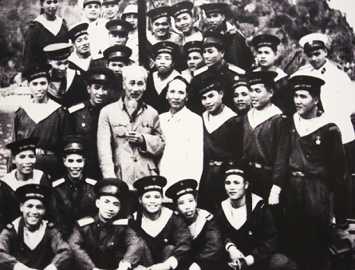 Chủ tịch Hồ Chí Minh với chiến sĩ Hải quân. (Ảnh tư liệu)