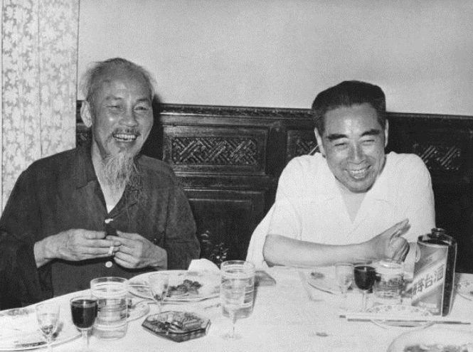 Hồ Chủ tịch tiếp đón Thủ tướng Trung Quốc Chu Ân Lai khi ông đến thăm Hà Nội năm 1960 (Ảnh tư liệu).