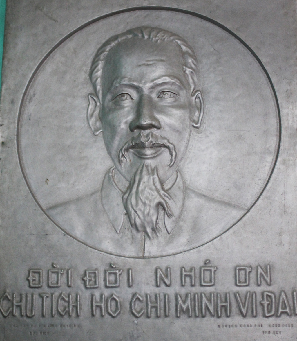 Bức chân dung Chủ tịch Hồ Chí Minh được anh thợ rèn Nguyễn Công Phi gò