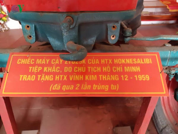 Chiáº¿c mÃ¡y cÃ y nÃ y do cÃ¡c báº¡n Tiá»p Kháº¯c táº·ng cho BÃ¡c Há» vÃ  ÄÆ°á»£c BÃ¡c táº·ng láº¡i cho nhÃ¢n dÃ¢n VÄ©nh Kim