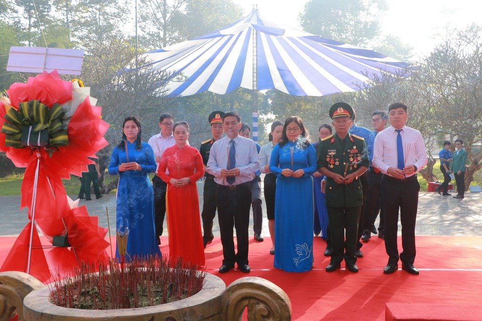 Đại biểu dâng hương, dâng hoa để tưởng nhớ các chiến sĩ cách mạng và đồng bào yêu nước đã ngã xuống vì độc lập tự do của dân tộc tại Khu di tích lịch sử Nhà tù Phú Lợi