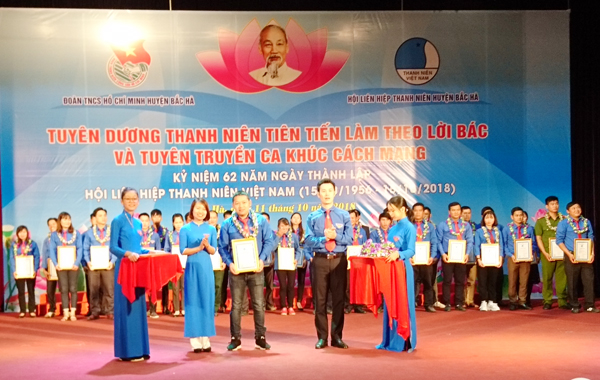 Tuyên dương đoàn viên, thanh niên có thành tích xuất sắc trong học tập và làm theo tư tưởng, đạo đức, phong cách Hồ Chí Minh.