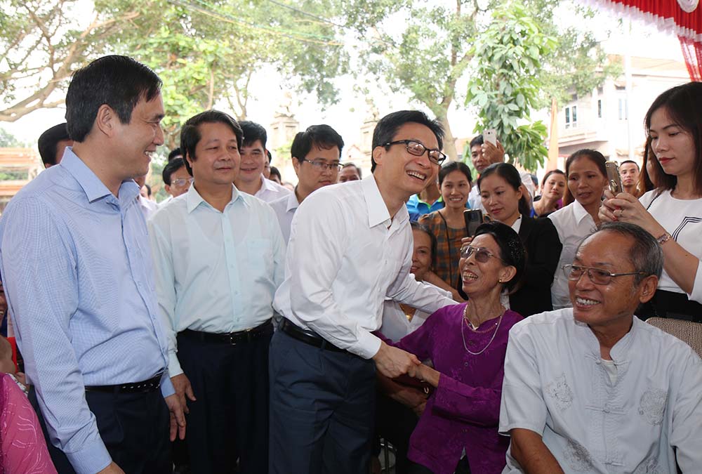 Phó Thủ tướng Chính phủ Vũ Đức Đam đến dự ngày hội Đại đoàn kết và thăm hỏi,