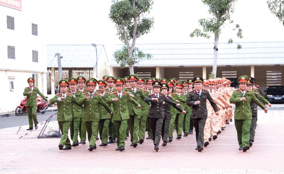 Cán bộ, chiến sĩ Công an huyện Đông Hưng tập luyện điều lệnh