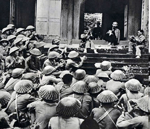 Bác Hồ nói chuyện với Đại đoàn quân Tiên Phong tại Đền Giếng. Ảnh tư liệu