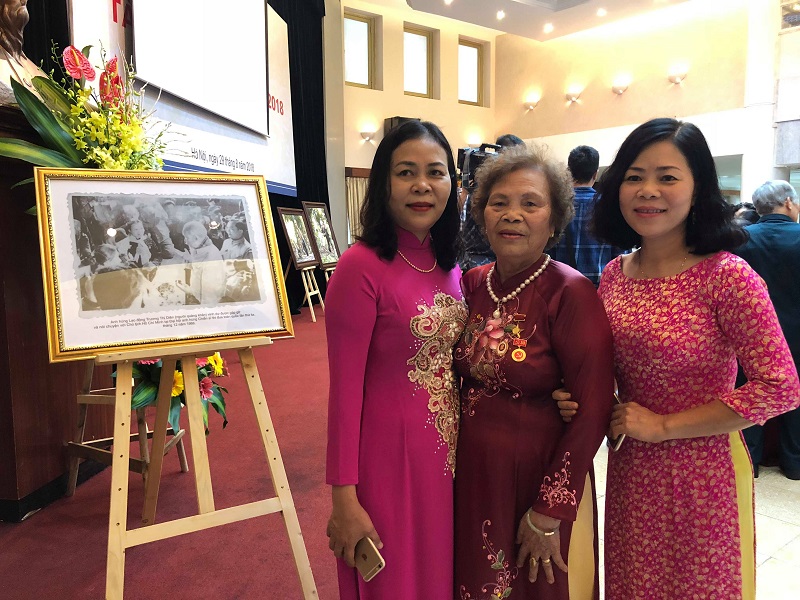 Ba mẹ con bà Trương Thị Diên bên cạnh bức ảnh chụp cùng Bác Hồ năm 1966