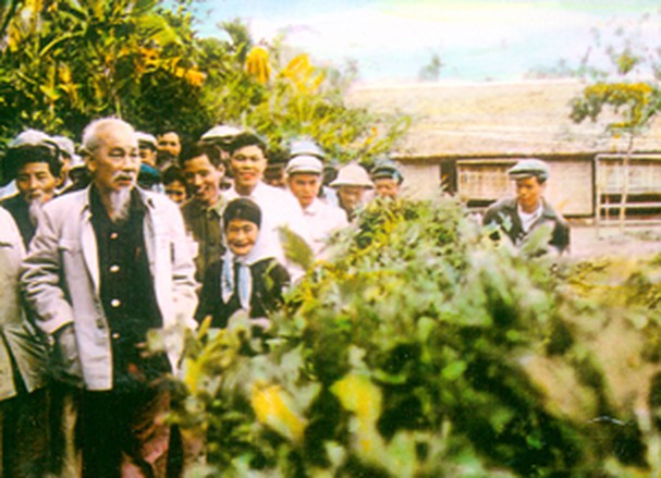 Người thăm lại ngôi nhà quê nội ở làng Sen, xã Kim Liên, huyện Nam Đàn, tỉnh Nghệ An tháng 12/1961, (Ảnh tư liệu).