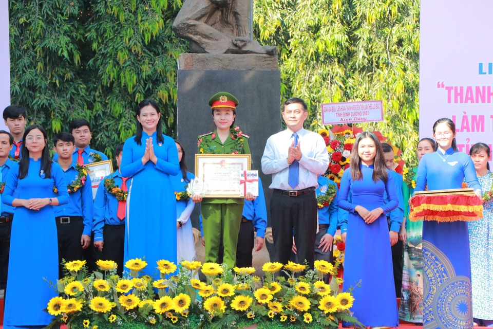 Đồng chí Nguyễn Văn Lộc – UVTV, Trưởng Ban Dân vận Tỉnh uỷ, Chủ tịch Mặt trận Tổ quốc Việt Nam tỉnh và đồng chí Trần Thị Diễm Trinh - Bí thư Tỉnh Đoàn trao bằng khen của UBND tỉnh, biểu trưng và sách đến cá nhân đạt danh hiệu 