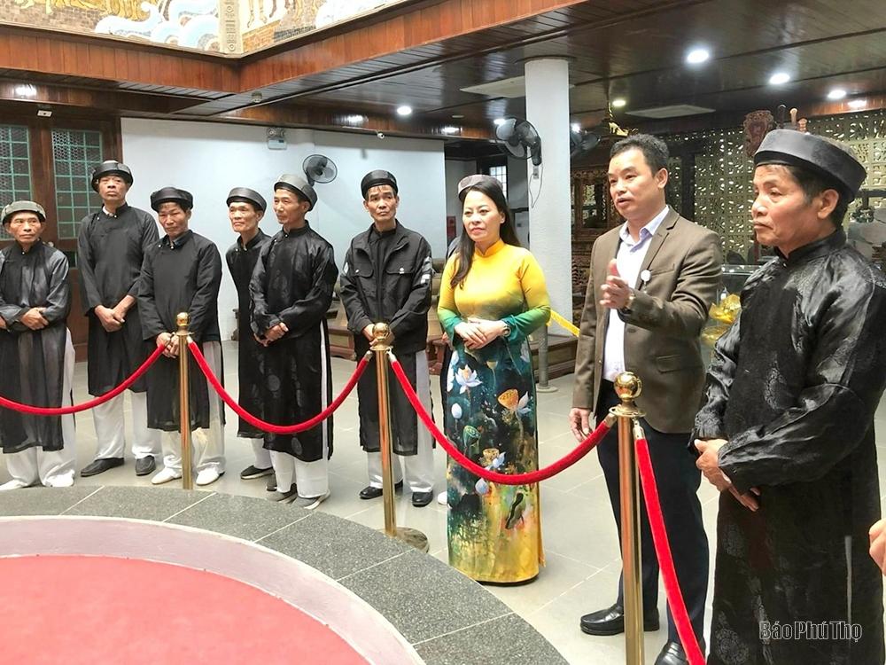 Cán bộ Khu Di tích lịch sử Đền Hùng hướng dẫn các ông Từ ý nghĩa Lịch sử hiện vật trong Khu Di tích.