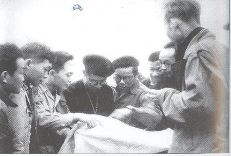 Chủ tịch Hồ Chí Minh và Hội đồng Chính phủ nghe Đại tướng Võ Nguyên Giáp