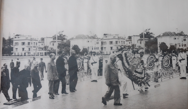 Các đồng chí lãnh đạo Đảng, Nhà nước vào Lăng viếng Bác