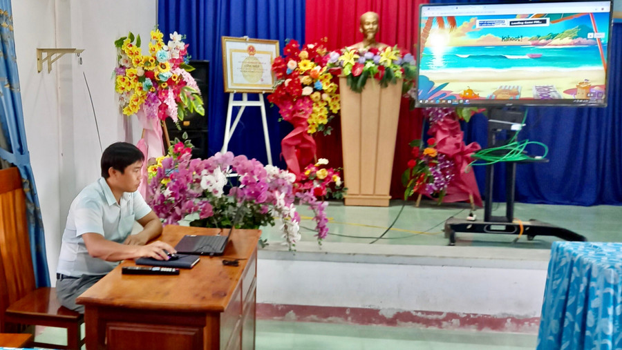 Đảng uỷ xã Phú Cần (huyện Krông Pa) đã áp dụng công nghệ thông qua phần mềm Kahoot trong việc học tập và làm theo tư tưởng, đạo đức, phong cách Hồ Chí Minh. Ảnh: Lê Nam