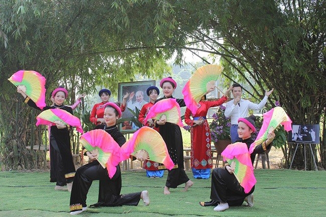 Ðồng bào dân tộc thiểu số kể chuyện Bác Hồ