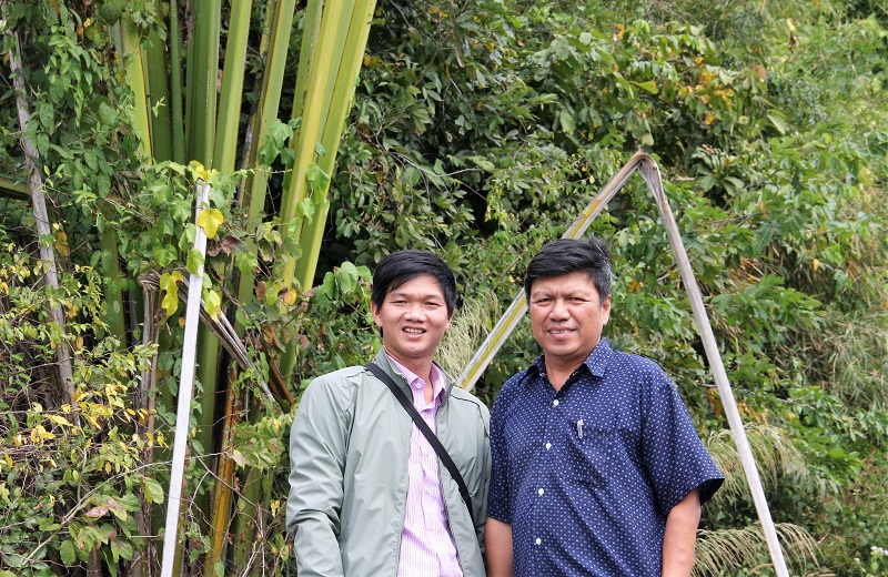 Thầy Chau Mô Ni Sóc Kha (phải) chụp ảnh lưu niệm với học trò