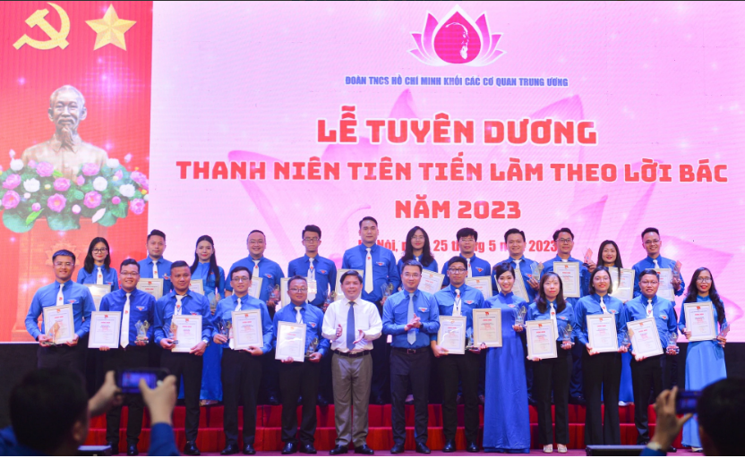 Những đoàn viên xuất sắc được trao kỷ niệm chương và chứng nhận 