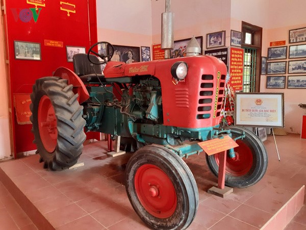 Chiáº¿c mÃ¡y cÃ y BÃ¡c Há» táº·ng ÄÆ°á»£c Äáº·t trÆ°ng bÃ y vá» trÃ­ trang trá»ng táº¡i NhÃ  truyá»n thá»ng xÃ£ VÄ©nh Kim