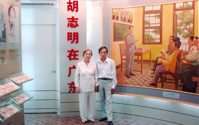 Ông Chu Trọng Huyến và vợ thăm Bảo tàng Hồ Chí Minh tại Quảng Châu,                     Trung Quốc năm 2005.