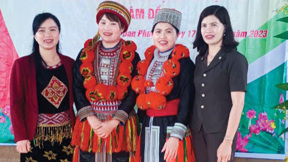 Bí thư chi bộ thôn Nhân Hòa Nông Thị Vân Anh (ngoài cùng bên trái)              luôn trách nhiệm, tận tụy trong mọi hoạt động, phong trào chung của địa phương