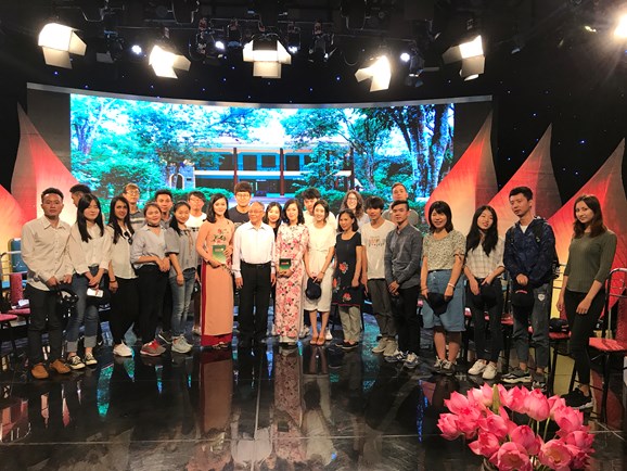 Các vị khách mời chụp ảnh lưu niệm.