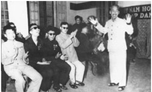 Chủ tịch Hồ Chí Minh thăm và chúc Tết thương binh tại Trường Thương binh hỏng mắt Hà Nội dịp Tết Nguyên đán Bính Thân (1956).