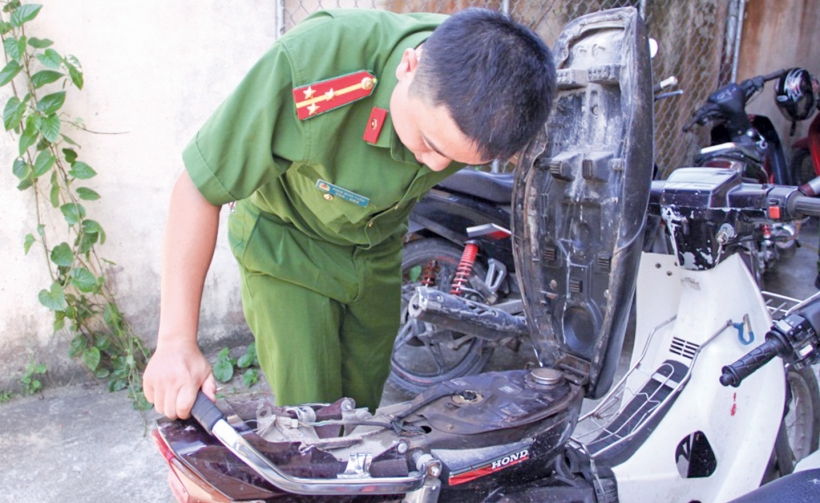 Cán bộ Đội Cảnh sát điều tra tội phạm về trật tự xã hội Công an huyện Đông Hưng kiểm tra tang vật vụ án.