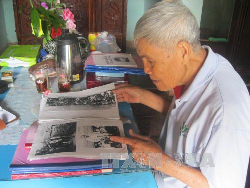 Ông Hồng Khai nghiên cứu tài liệu. Ảnh: TTXVN