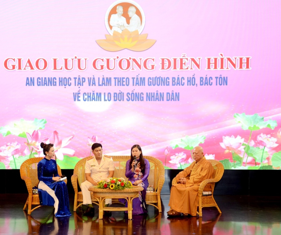 Giao lưu gương điển hình tiêu biểu về học Bác (Ảnh: HỮU HUYNH)