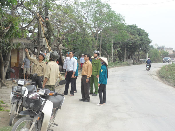 Các lực lượng xã Liên Hiệp giải tỏa hành lang giao thông, đảm bảo giao thông xã an toàn, sạch đẹp.