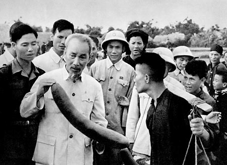 Bác Hồ thăm nông dân xã Ái Quốc, tỉnh Hải Hưng