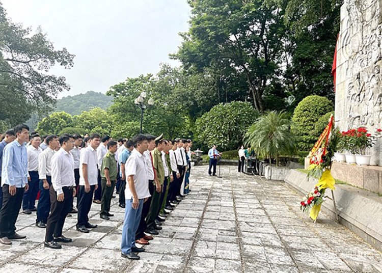 Cán bộ, đảng viên, nhân viên Khu Di tích lịch sử Đền Hùng dâng hoa tại Bức phù điêu Bác Hồ nói chuyện với các cán bộ, chiến sĩ Đại đoàn quân tiên phong.