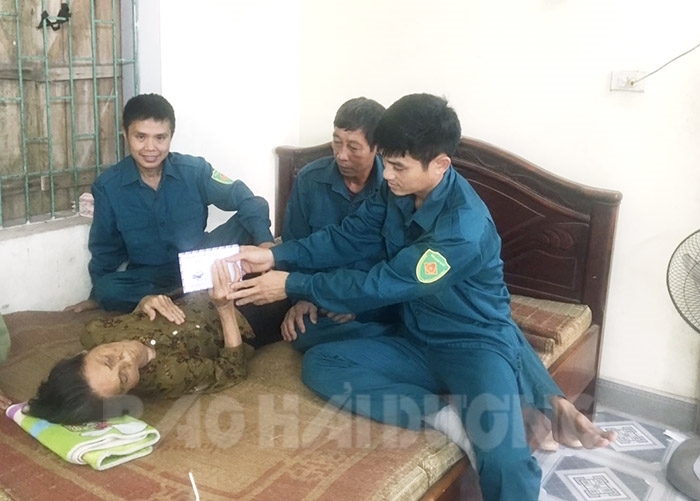 Đại diện Ban Chỉ huy quân sự phường An Lạc trao quà cho bà Dương Thị Chút, mẹ liệt sĩ ở  khu dân cư Bờ Chùa nhân kỷ niệm 75 năm Ngày Thương binh, liệt sĩ