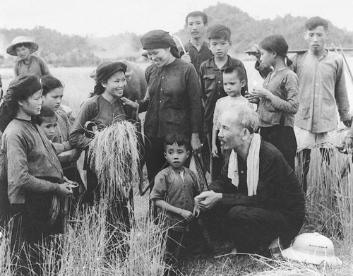 Chủ tịch Hồ Chí Minh thăm Hợp tác xã Hùng Sơn, huyện Đại Từ, tỉnh Thái Nguyên (1954)