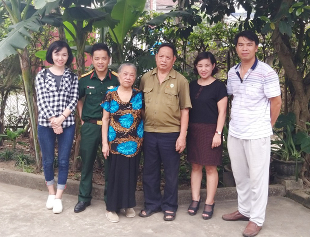 Vợ chá»ng ông Nguyá»
n VÄn Xưá»ng (giữa) và các nhà báo.