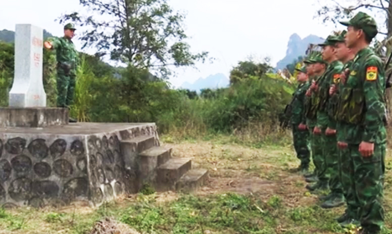 Thượng tá Vũ Văn Giảng và cán bộ, chiến sĩ Đồn Biên phòng Cửa khẩu Lý Vạn tuần tra, bảo vệ biên giới.