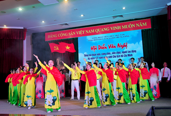 Màn hợp xướng “Tổ quốc yêu thương” và tiết mục múa “Ngày hội làng Sen”