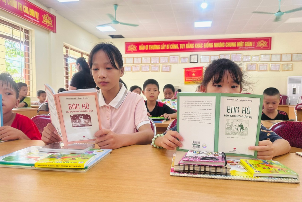 Những cuốn sách tìm hiểu về Bác Hồ được các bạn nhỏ tại Trung tâm Bảo trợ xã hội tỉnh yêu thích.