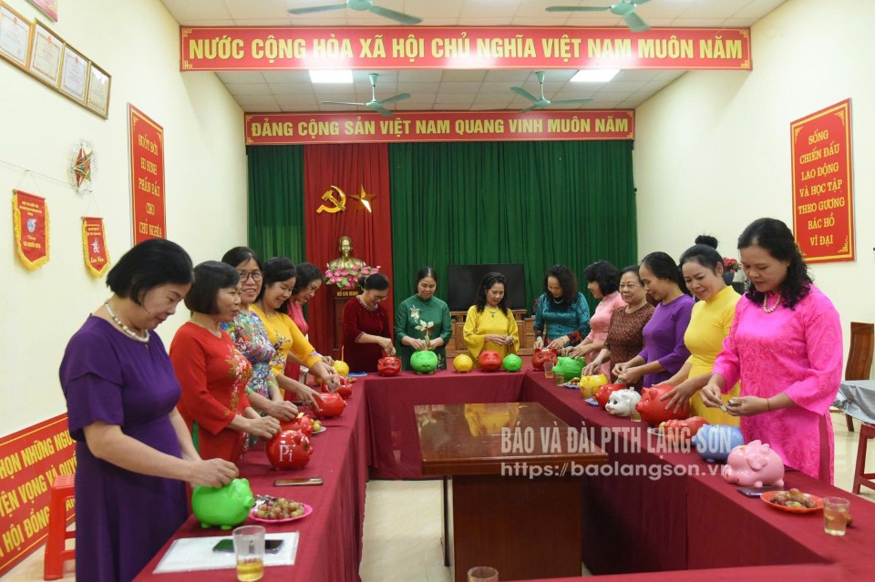 Hội viên Hội Liên hiệp phụ nữ phường Đông Kinh nuôi lợn tiết kiệm theo gương Bác