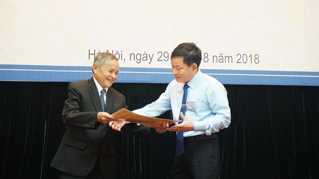 Ông Đinh Ngọc Thỉ đã tặng chiếc khăn cho