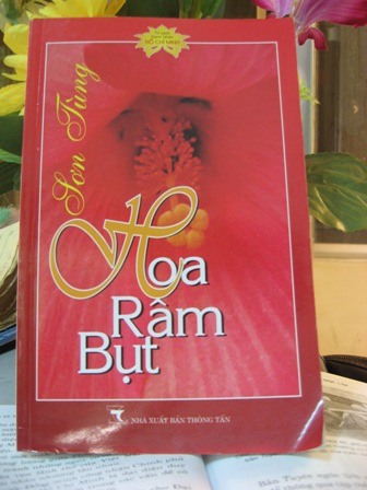 Nhấn vào ảnh để phóng to Bìa sách “Hoa râm bụt”. Ảnh: Internet