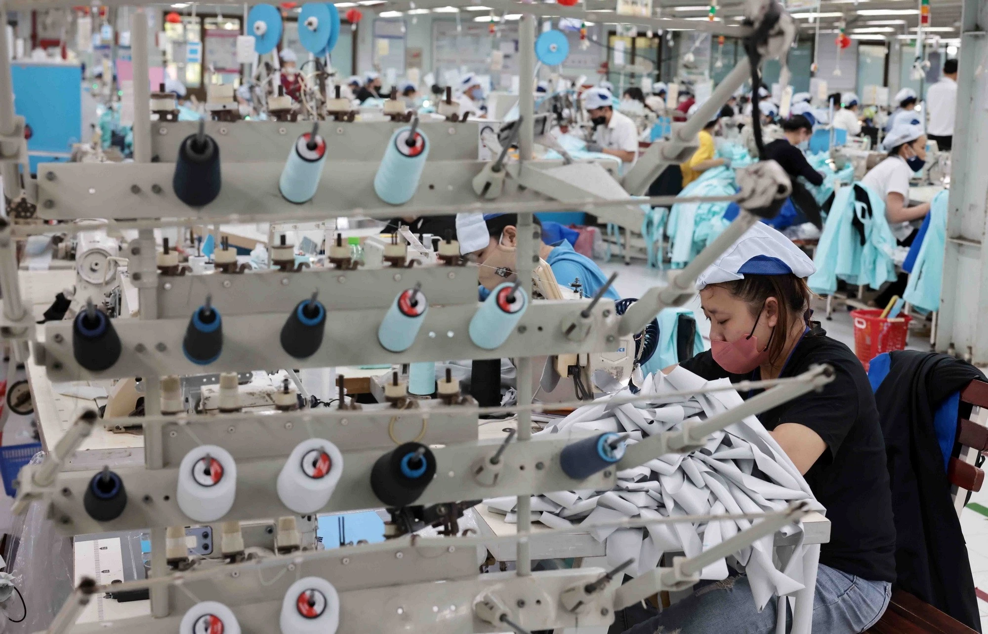 Công nhân tại một công ty may. (Nguồn: TTXVN)