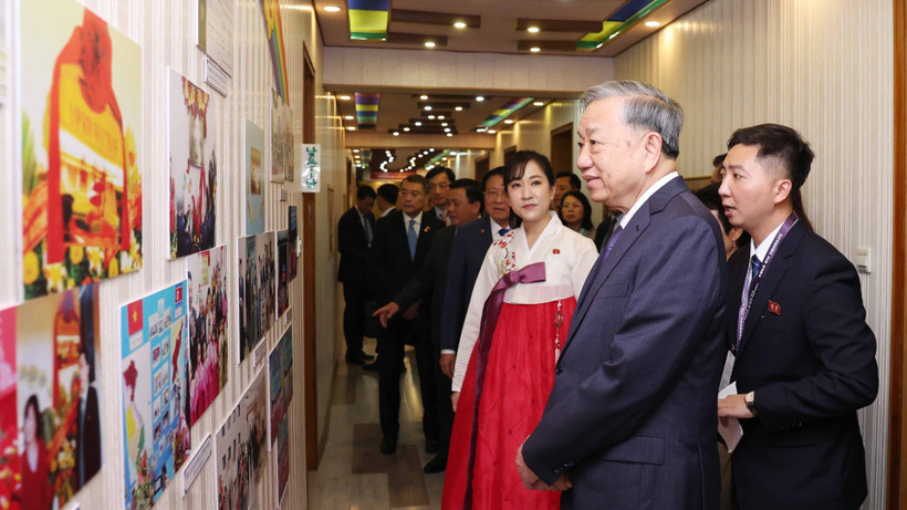 Tổng Bí thư Tô Lâm thăm Trường mẫu giáo Kiêng Sang. (Ảnh: TTXVN)